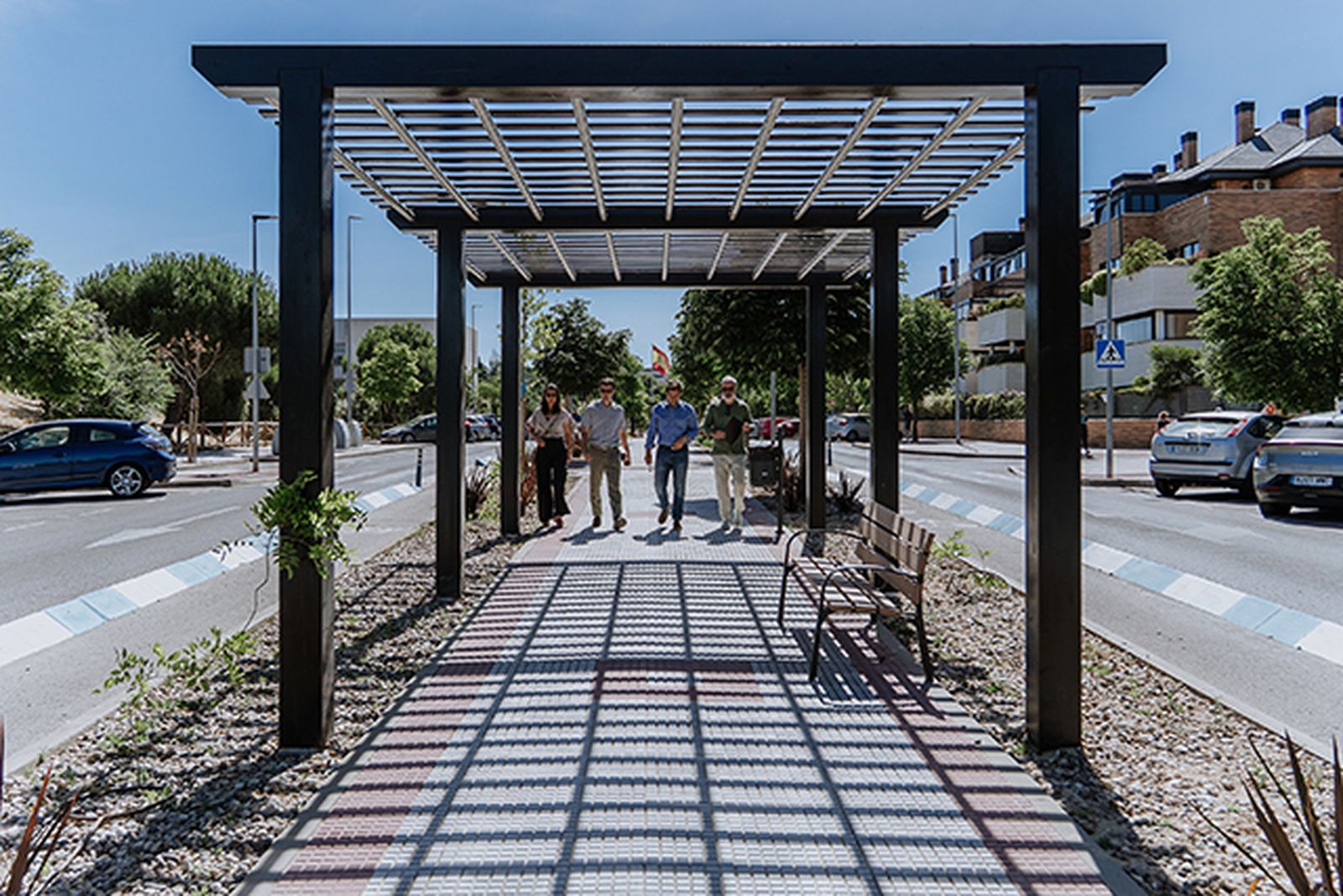Pérgolas en la calle Marie Curie en Las Rozas