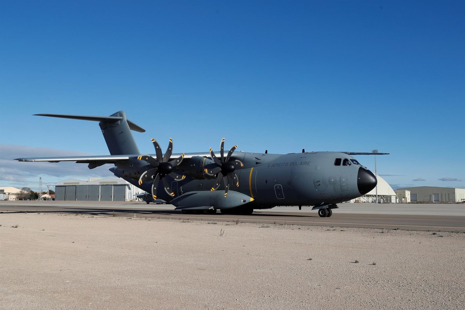 El avión A-400 del Ejército del Aire antes de despegar este domingo de la base militar de Zaragoza