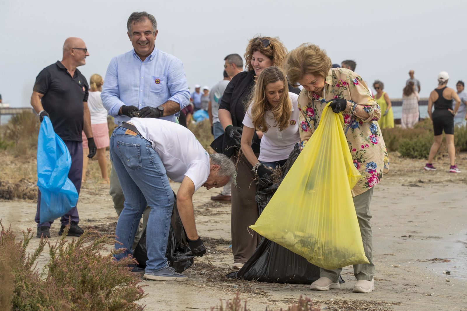 La reina Sofía visibiliza la lucha contra la ‘basuraleza’ en las playas de Murcia