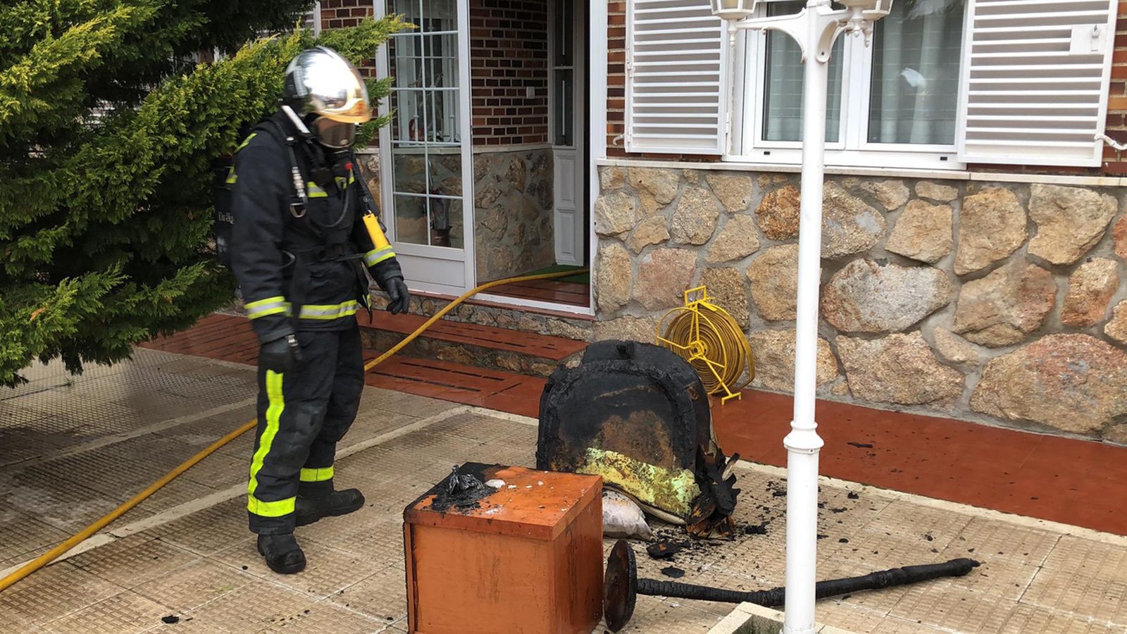 Un intoxicado leve en el incendio de un chalet en Becerril de la Sierra