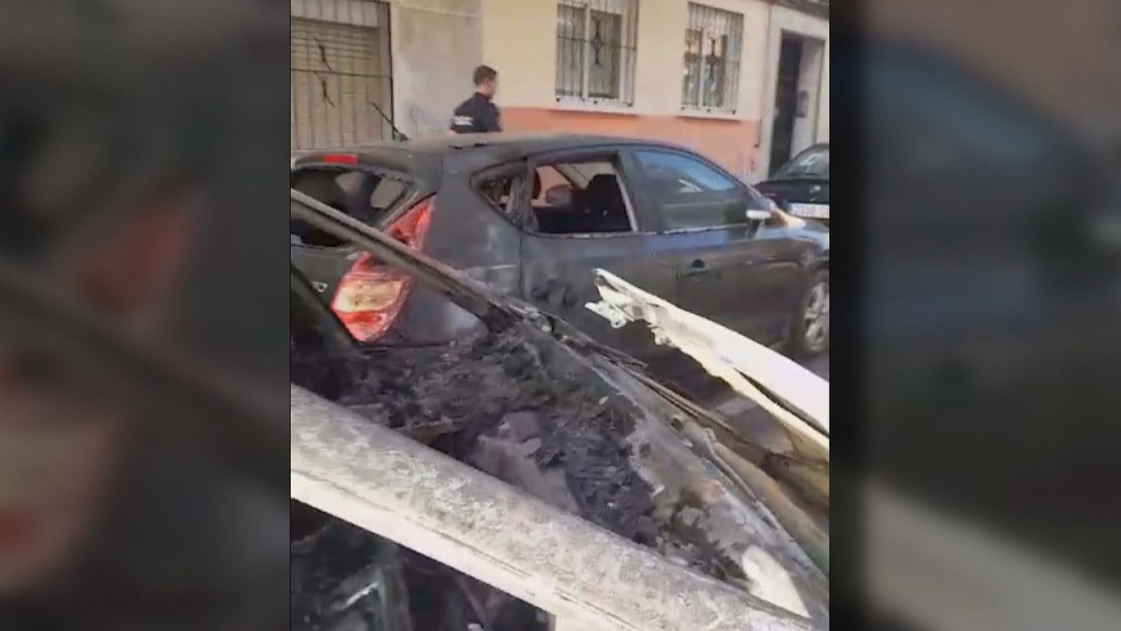 Sale ardiendo un vehículo en Villaverde con dos personas en su interior