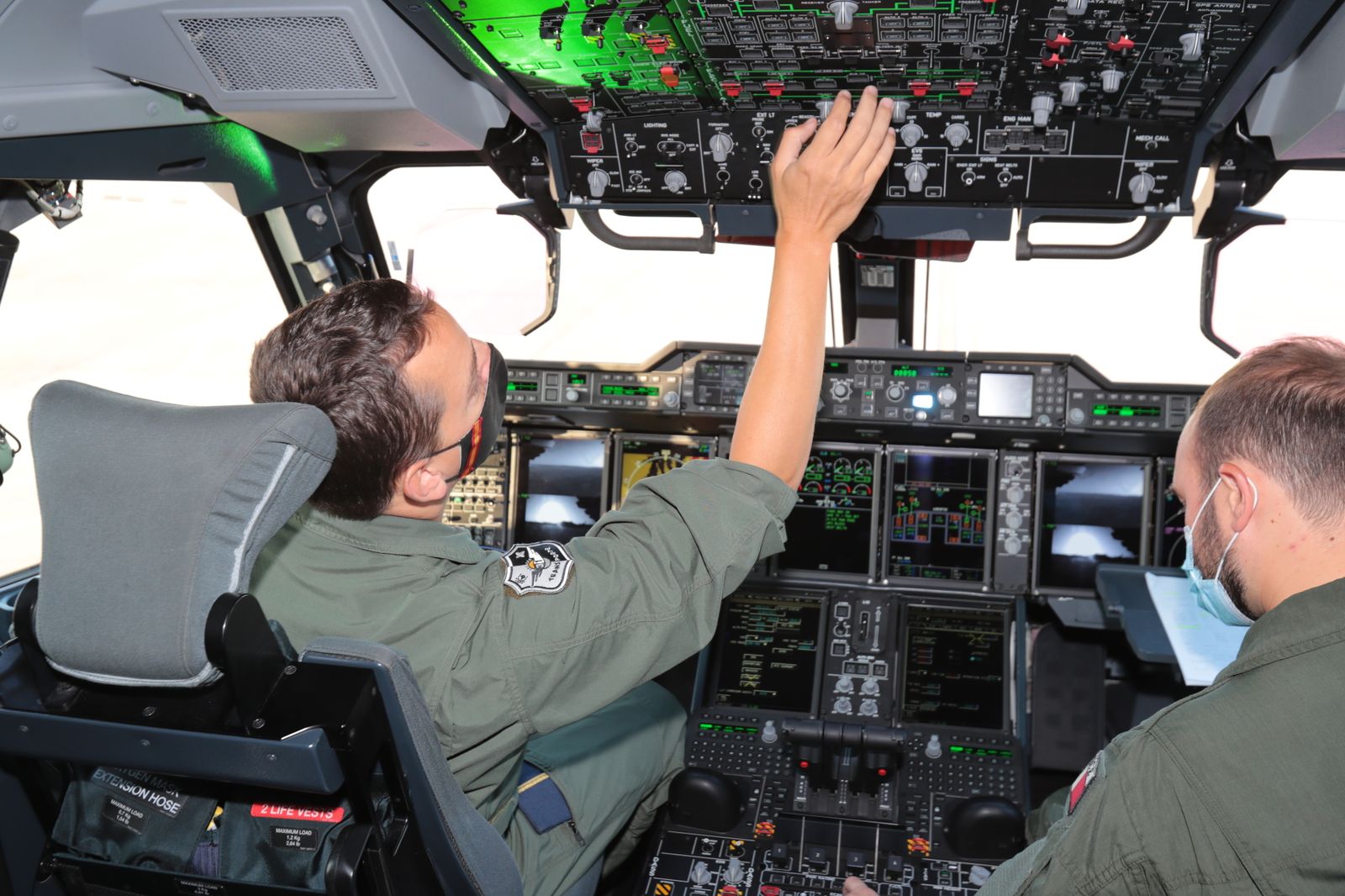 Pilotos del avión que lleva a los primeros repatriados de Afganistán a España