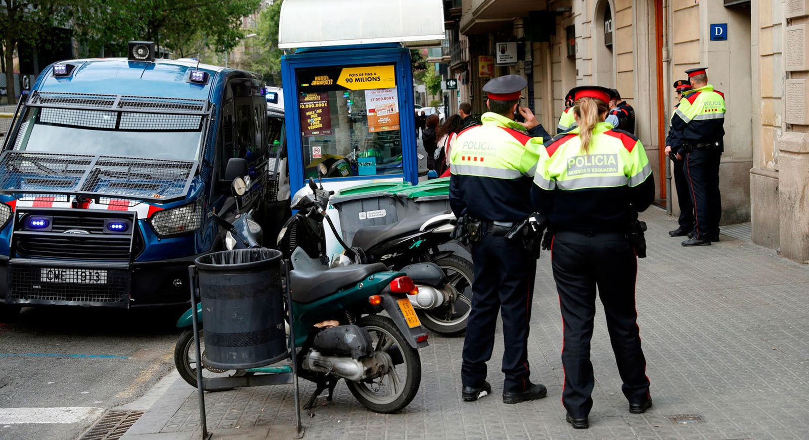 Los Mossos reducen al hombre atrincherado en un piso de Barcelona tras 17 horas