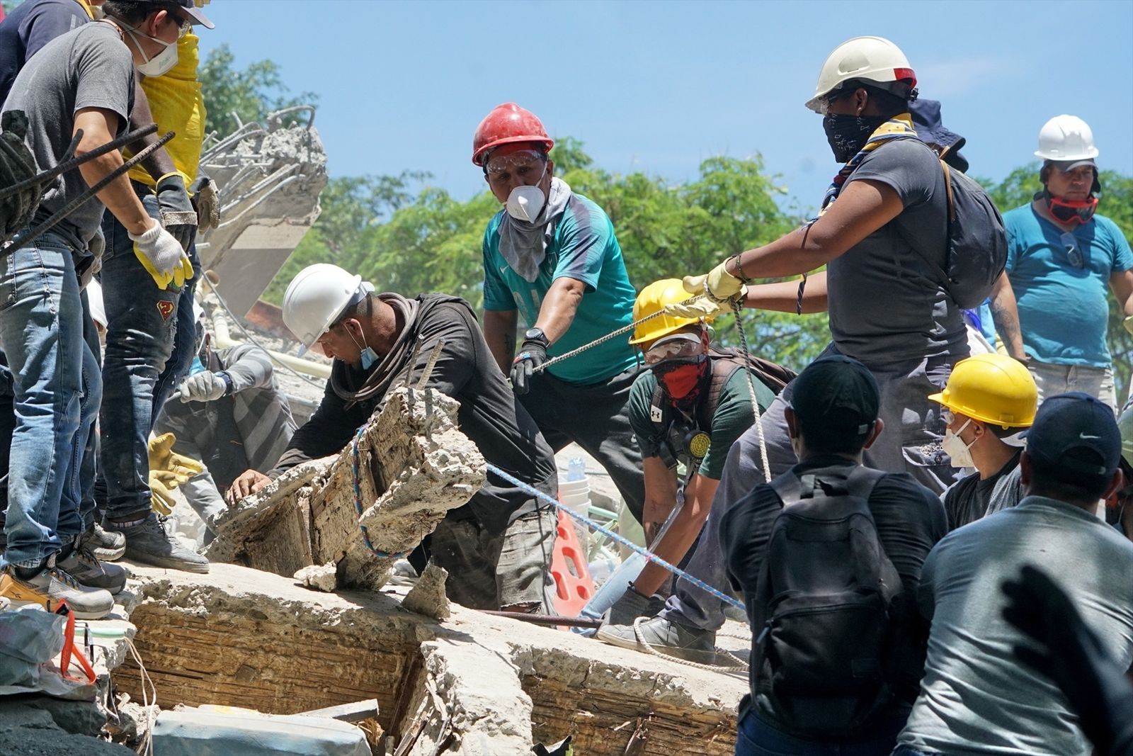 Trabajos de rescate en busca de supervivientes en Cali (Colombia)