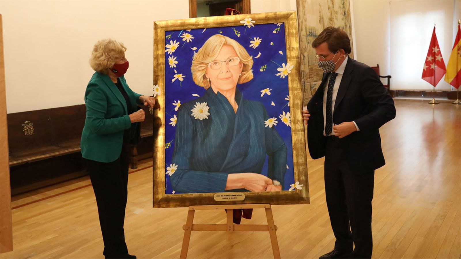 Manuela Carmena y su retrato, obra de Ángeles Agrela