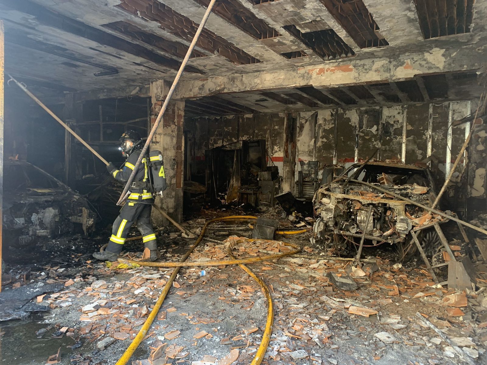 Interior del taller destruido por el fuego