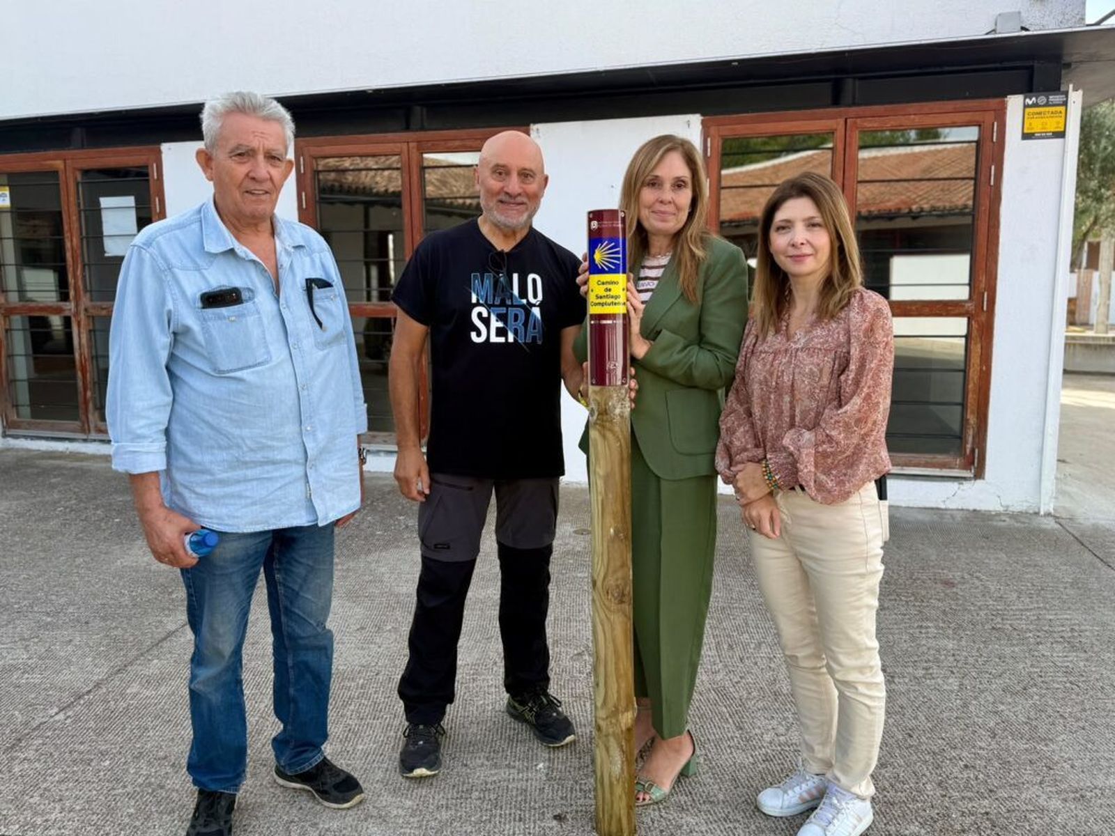 Miembros de la corporación de Fresno de Torote y de la Asociación de Amigos del Camino de Santiago Complutense