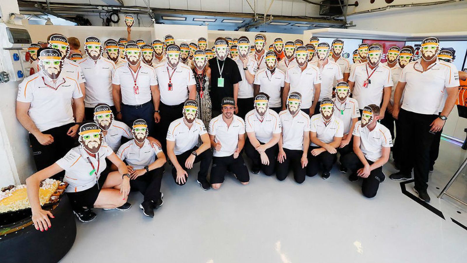 Tarta y caretas en el cumpleaños de Fernando Alonso