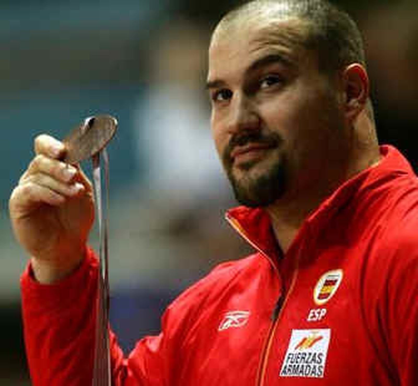 El lanzador de peso Manolo Martínez se retira de la competición