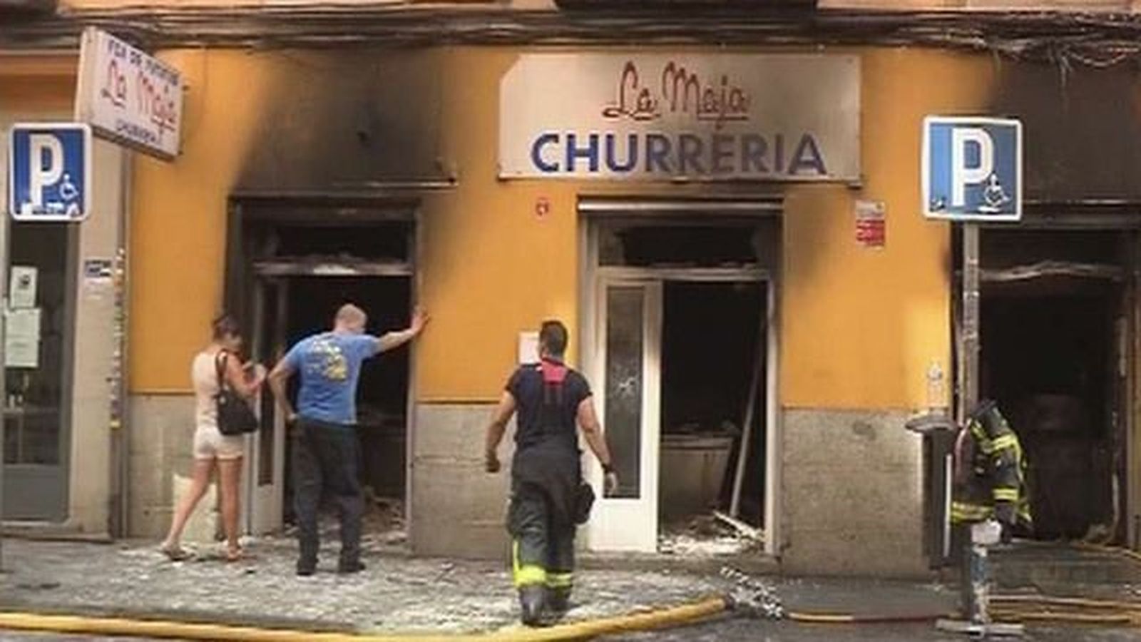 Un incendio calcina una churrería próxima a Plaza de España