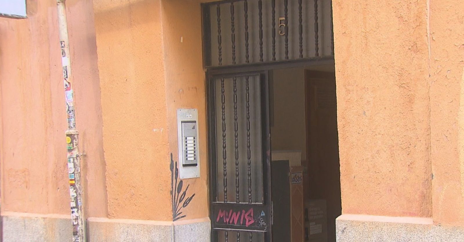 La pesadilla de unos vecinos por tres pisos turísticos ilegales en la calle Esgrima