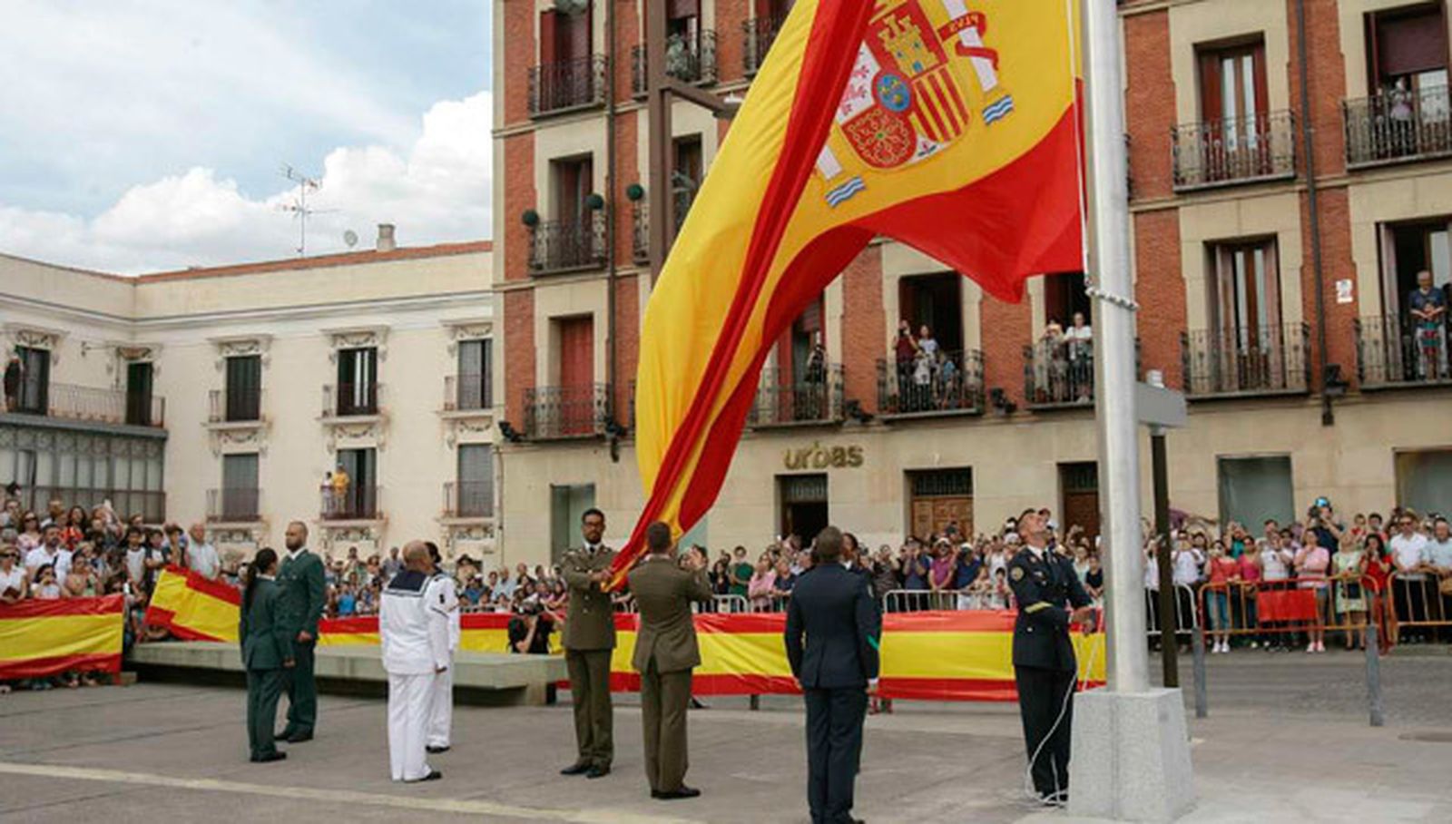 Un momento del acto de izado solemne de bandera en Guadalajara