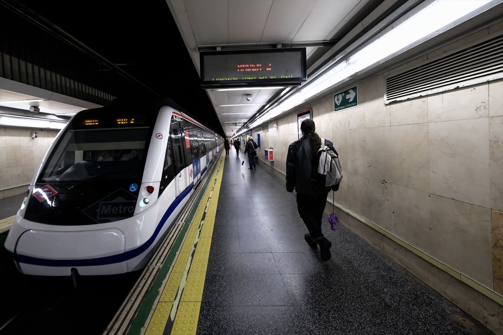 Varios usuarios esperan en el andén de metro de la estación madrileña de Sainz de Baranda