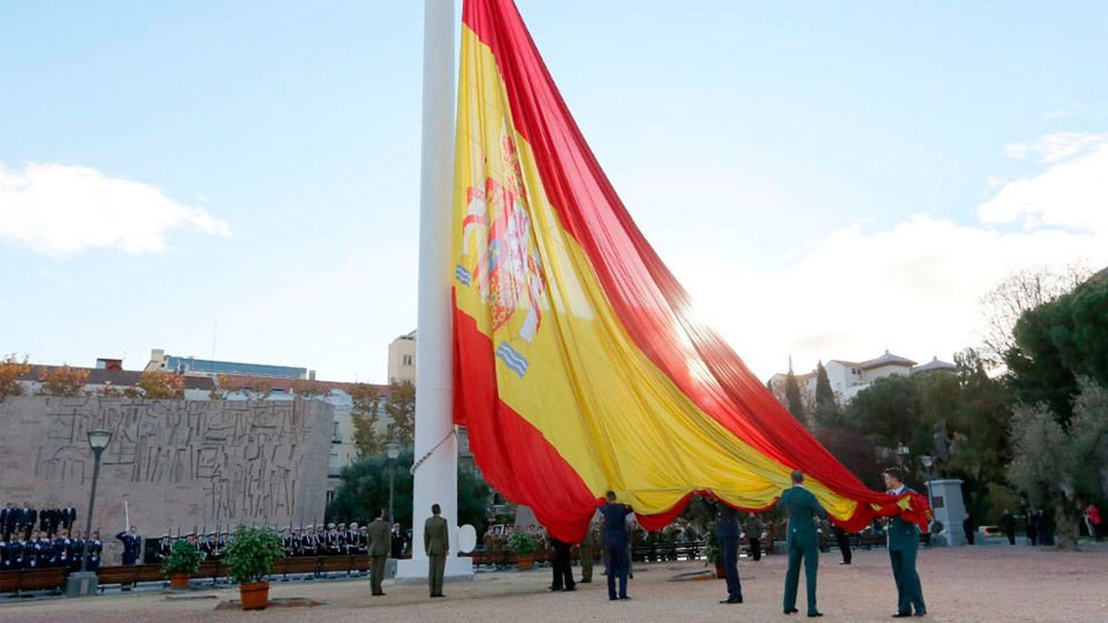Pastor y García Escudero presiden el izado de la bandera en la plaza de Colón
