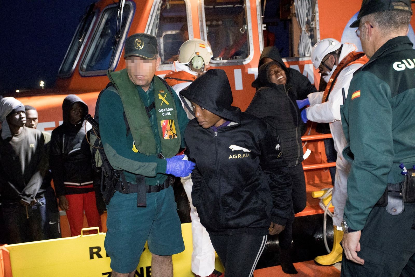 Llegada al puerto granadino de Motril de los inmigrantes rescatados por Salvamento Marítimo