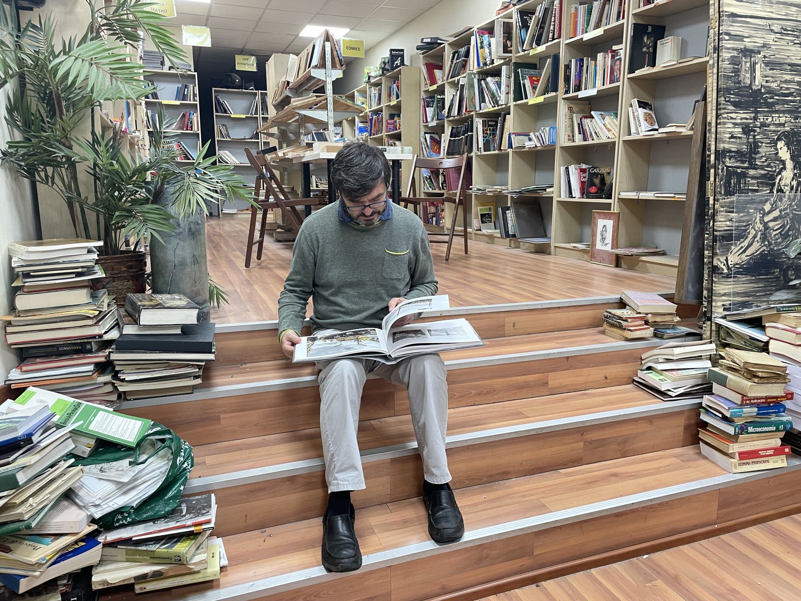 Ángel Jarne en su librería