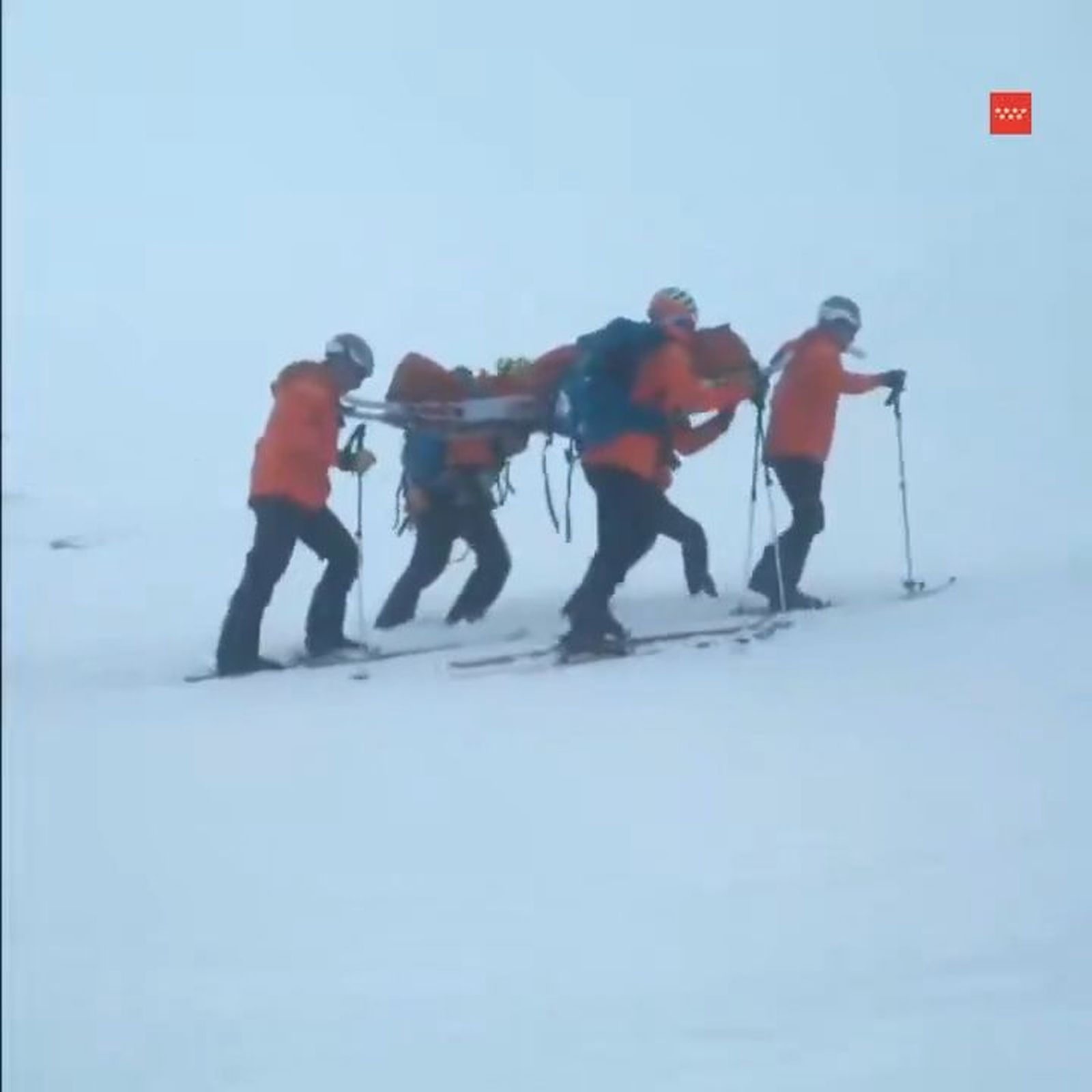 Rescate en la sierra de Madrid: las imágenes de cómo evacúan a una esquiadora herida en Rascafría