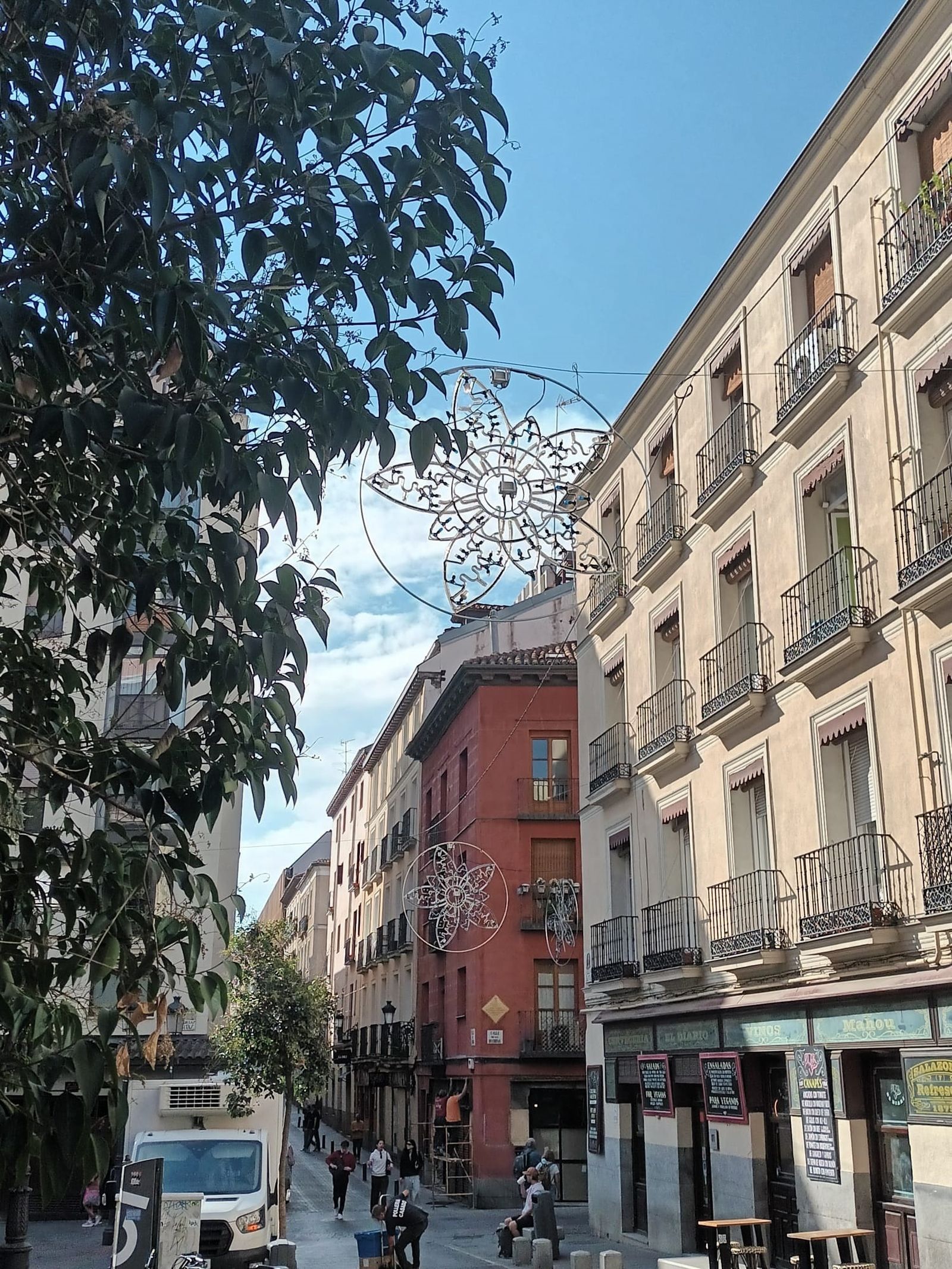 Instalación de luces de navidad en el barrio de las letras