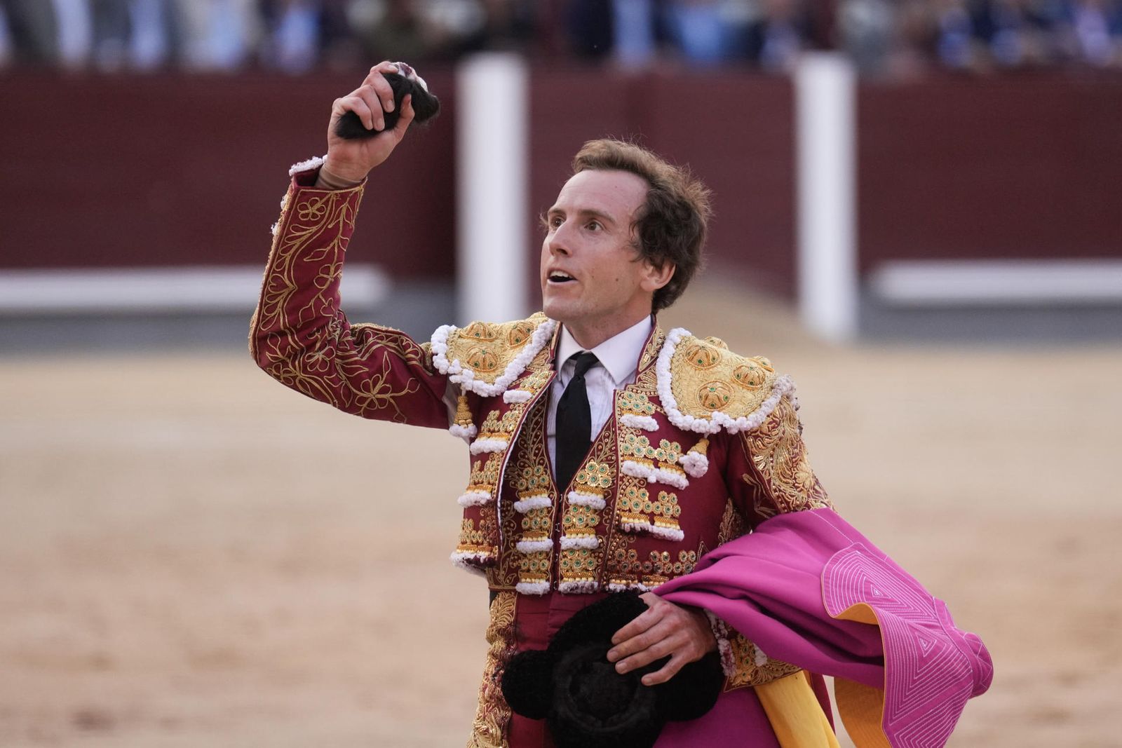 El diestro Román, con la oreja obtenida en el segundo toro de su lote en Las Ventas