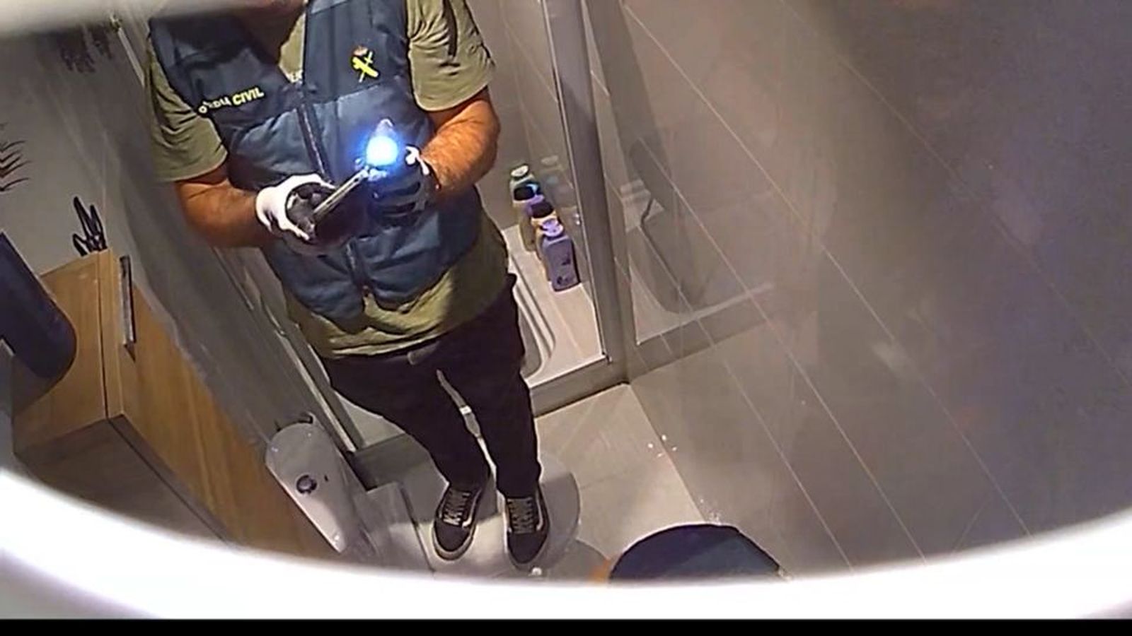 Dos detenidos por pornografía infantil y uno de ellos por grabar a familiares en el baño