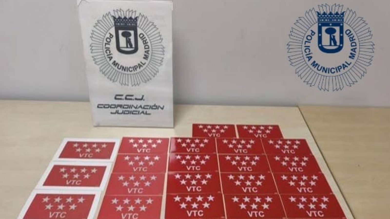 Distintivos falsos de VTC vendidos en una tienda de Ciudad Lineal