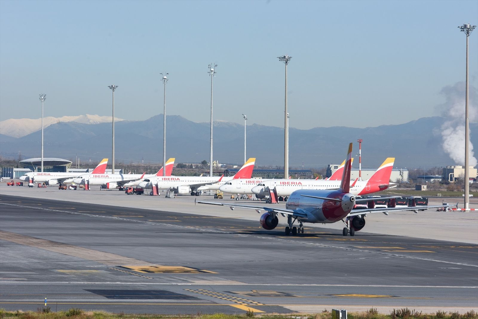 Aviones aparcados en las pistas del aeropuerto de Barajas