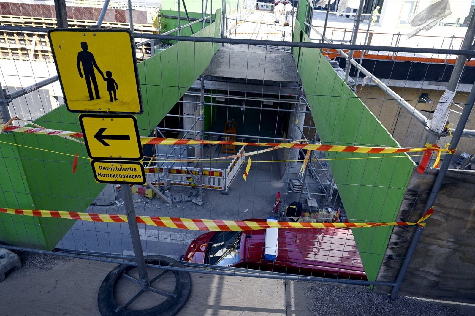 Puente de peatones colapsa en Finlandia