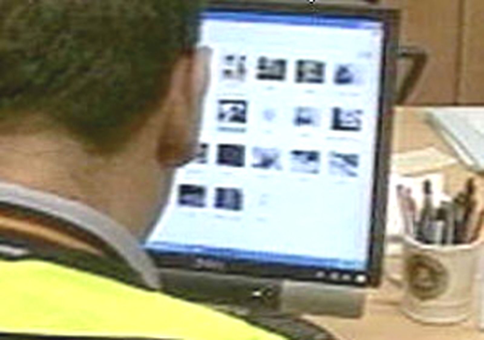 Agente investigando en internet