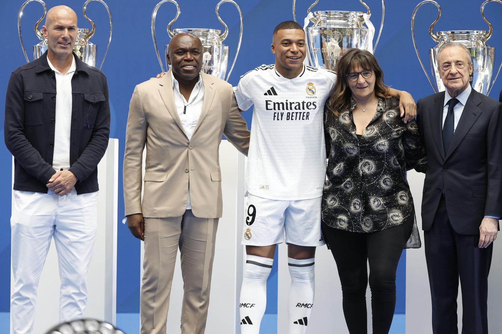 Mbappé con sus padres, Zidane y Florentino Pérez