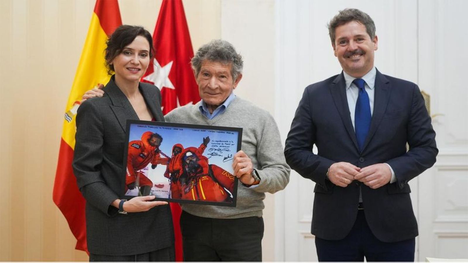 Ayuso recibe a Carlos Soria tras coronar el Manaslu en Nepal a los 86 años