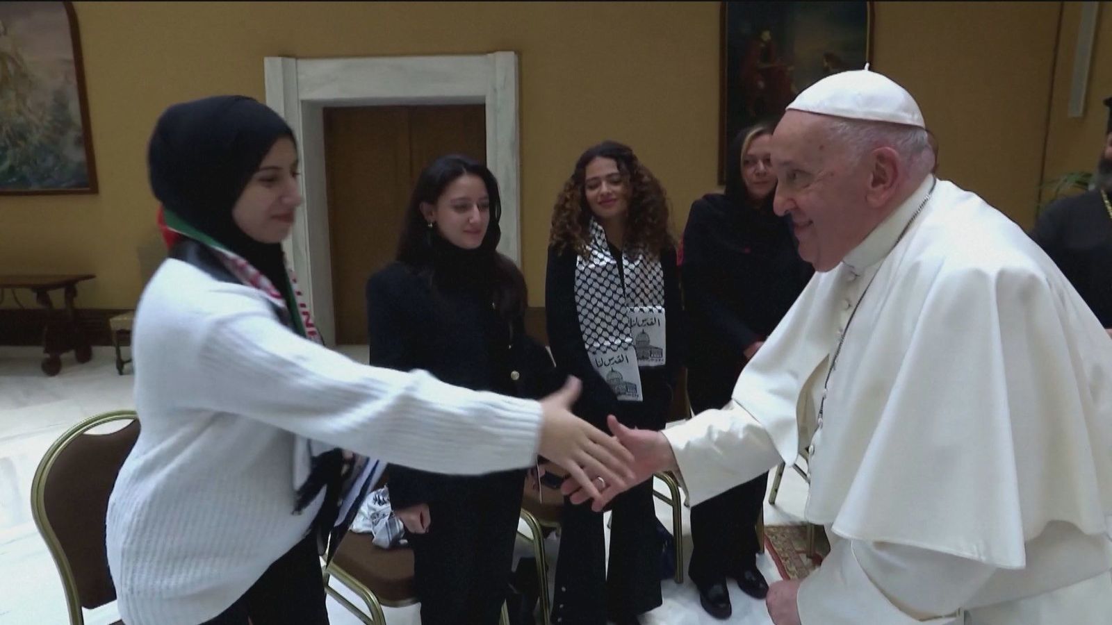 El Papa se reúne por separado con familiares de rehenes israelíes y palestinos de Gaza