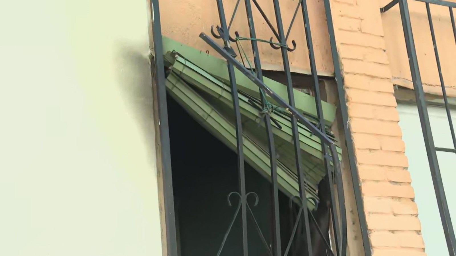 Siete intoxicados leves por humo en el incendio de una vivienda en Villaverde