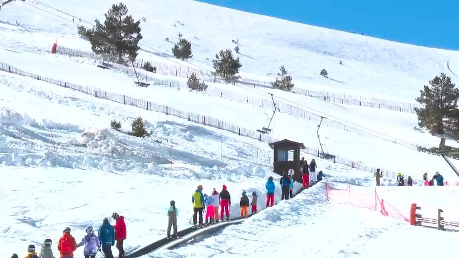 Navacerrada y Valdesquí se llenan de madrileños amantes del esquí en un día primaveral