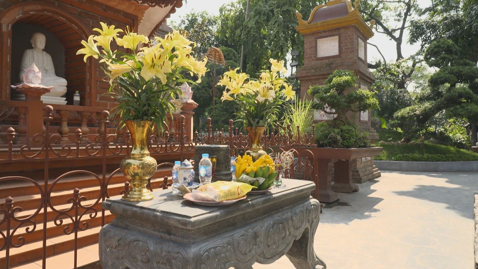 Ofrendas en una pagoda de Vietnam
