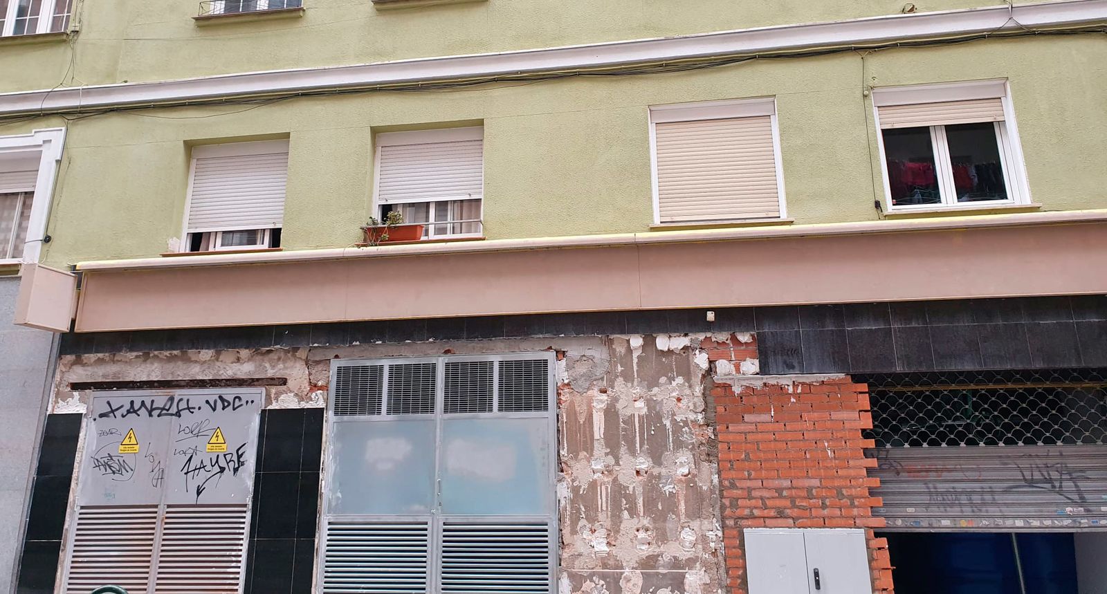Imagen de los bajos comerciales en un edificio de la calle Cartagena donde se instalarán las cocinas fantasma