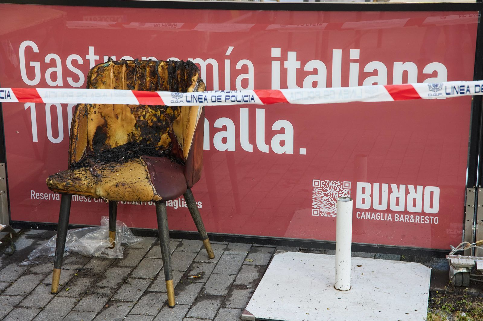 Un silla quemada en el incendio ocurrido en un restaurante de Manuel Becerra