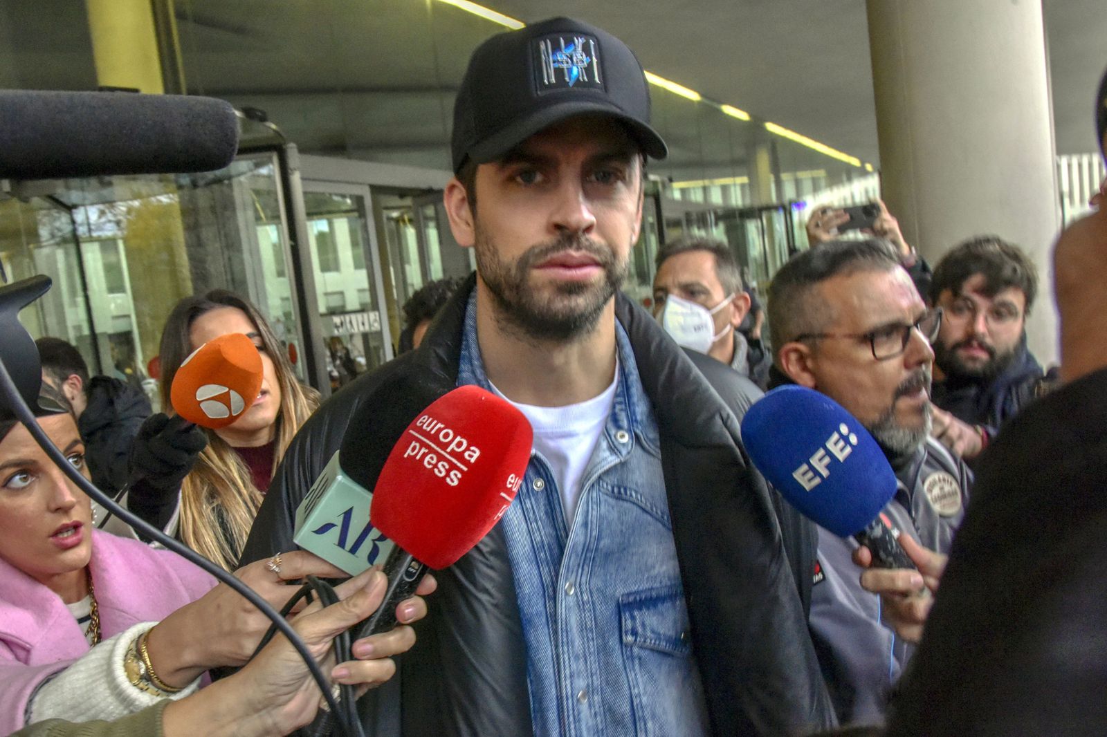 La jueza bloquea una cuenta de la empresa de Piqué en la que recibe pagos por la Supercopa