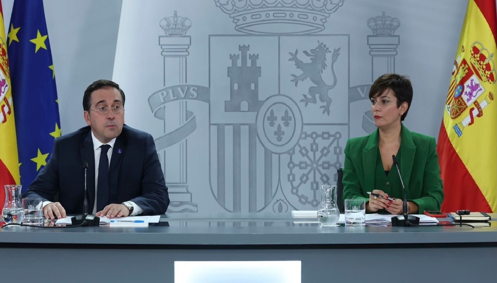 José Manuel Albares con Isabel Rodríguez tras el Consejo de Ministros