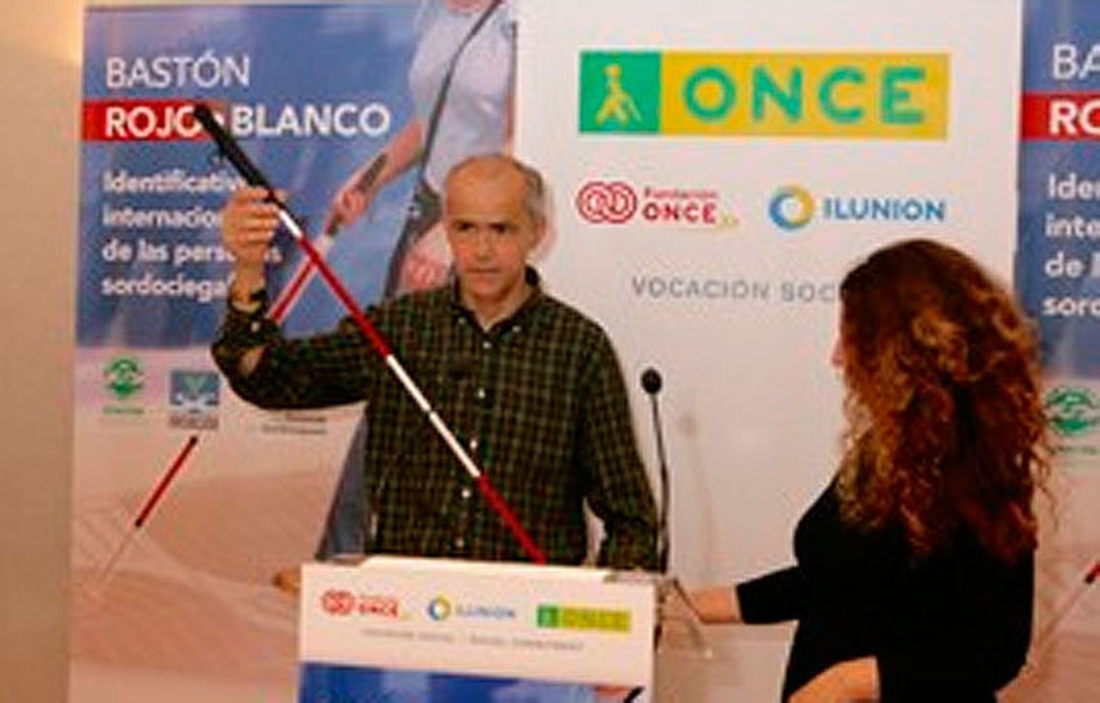 El bastón rojo y blanco para personas sordociegas