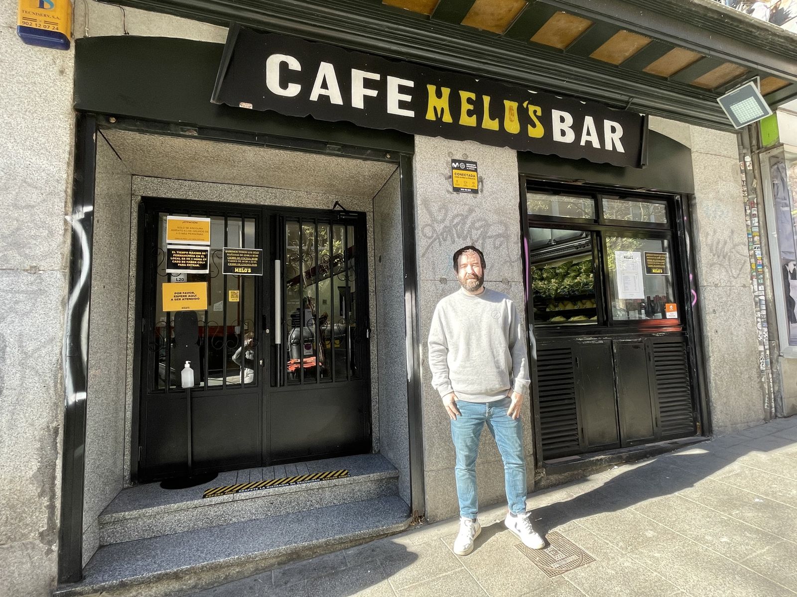 Rafael Riqueni en la puerta del bar Melo's