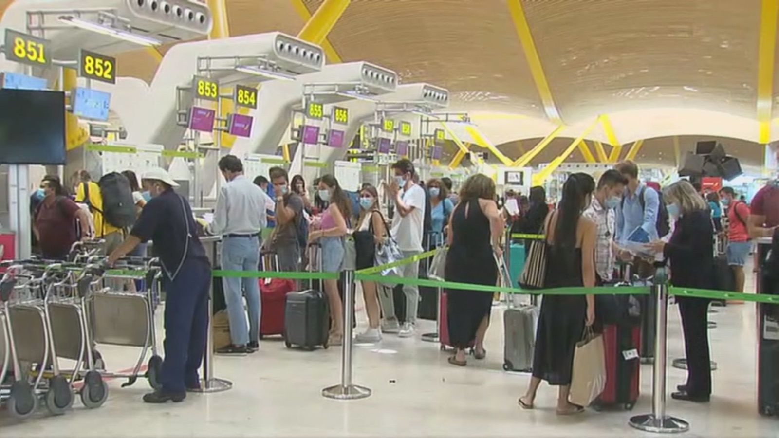 Numerosa afluencia de viajeros en el aeropuerto de Barajas