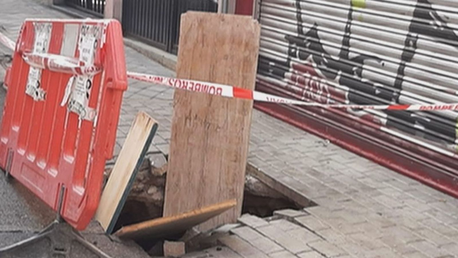 Más de dos semanas con un socavón a las puertas de casa en Tetuán