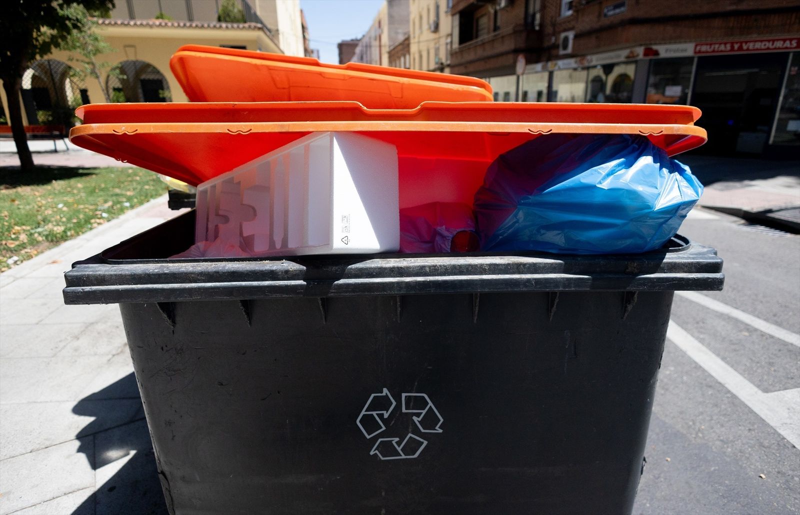 Cubos de basura en una calle de Madrid