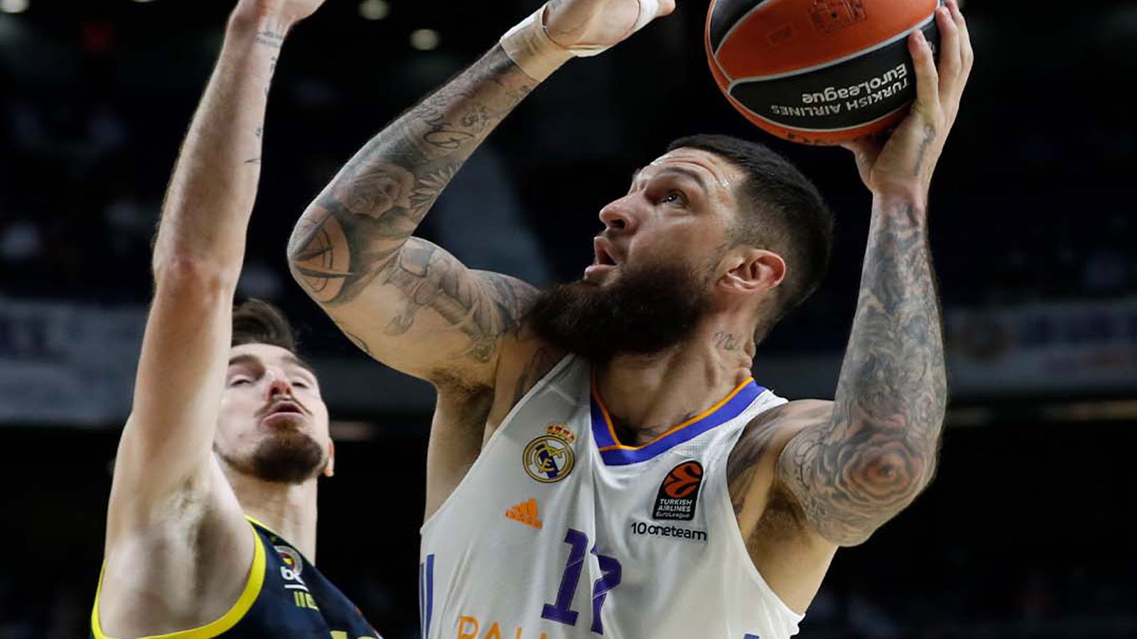 Poirier ante el Fenerbahce