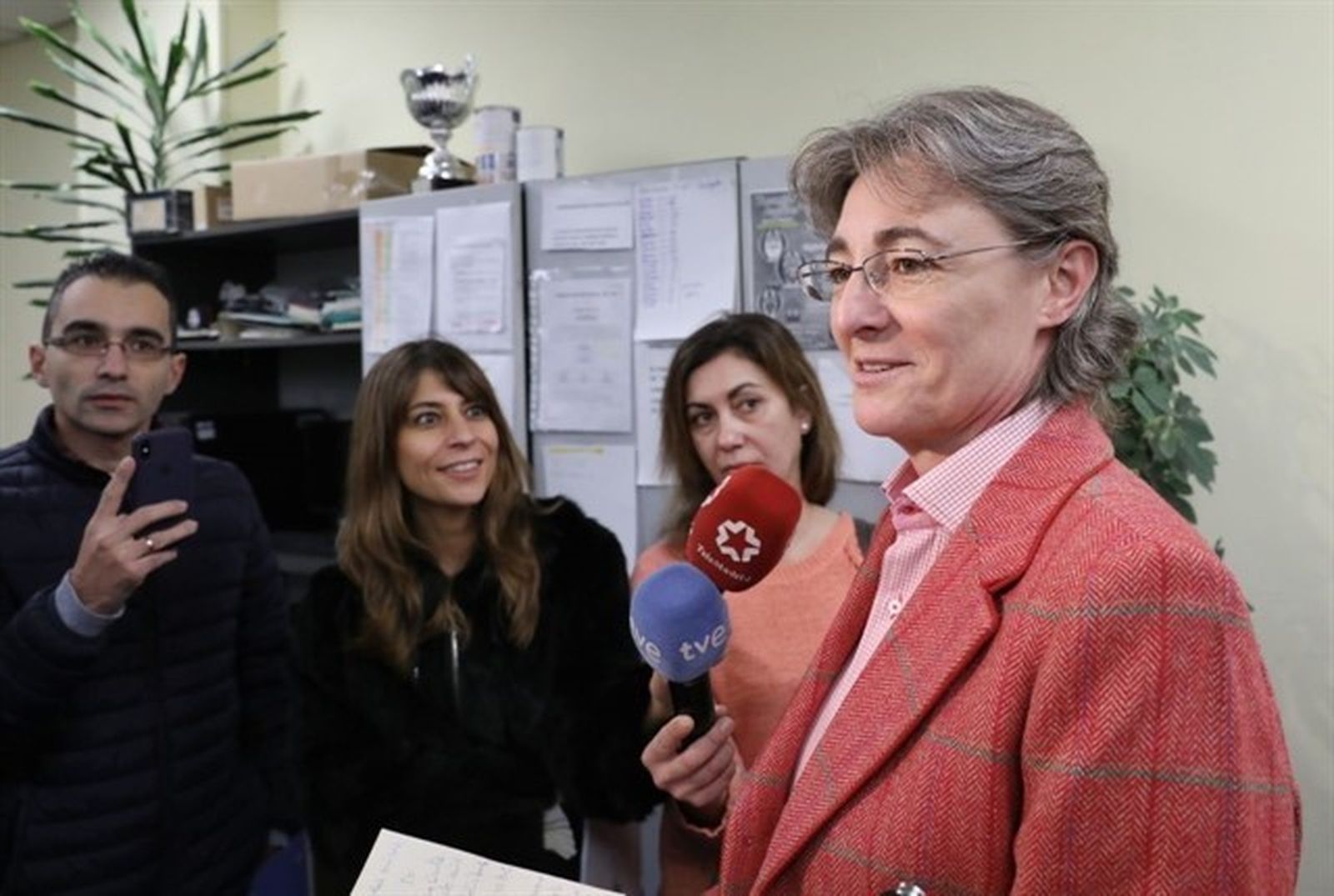 Carmena felicita la Navidad a los taxistas y asegura que el Ayuntamiento trabaja para que haya regulación del sector