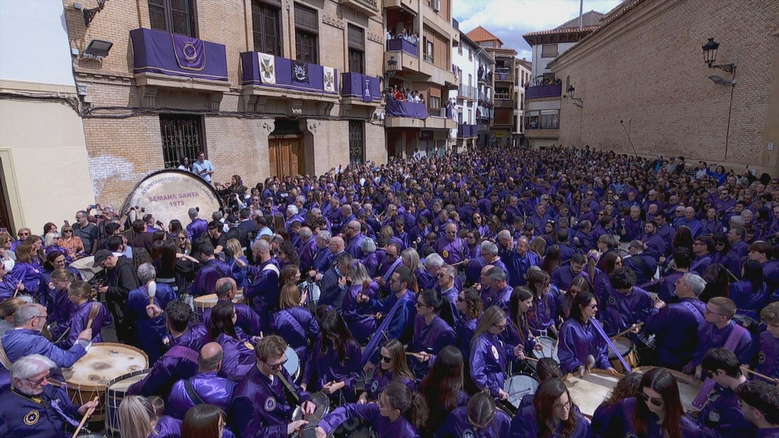 Miles de tambores suenan en la Rompida de la Hora de Calanda, Teruel