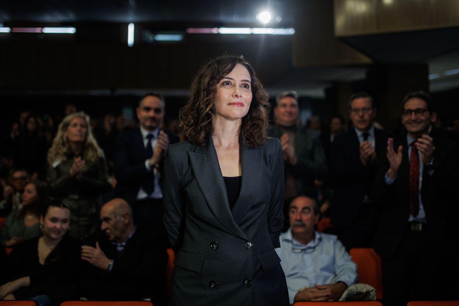 Ayuso reconocida como alumna ilustre de la Complutense entre aplausos y protestas de estudiantes