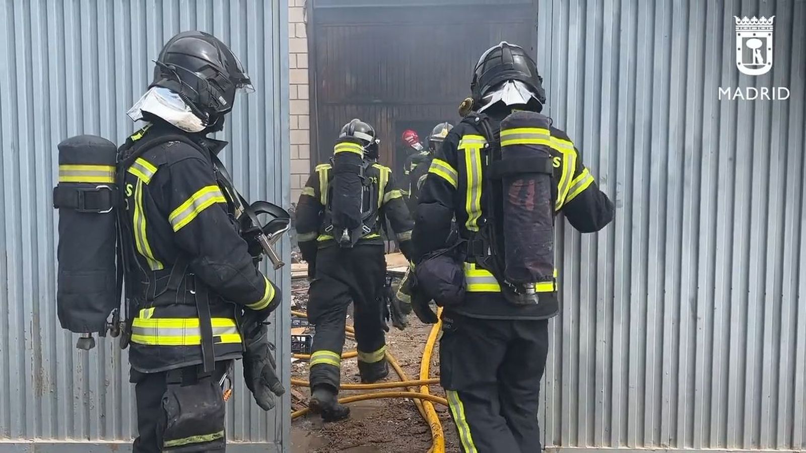 Incendio en dos naves industriales en la Cañada Real