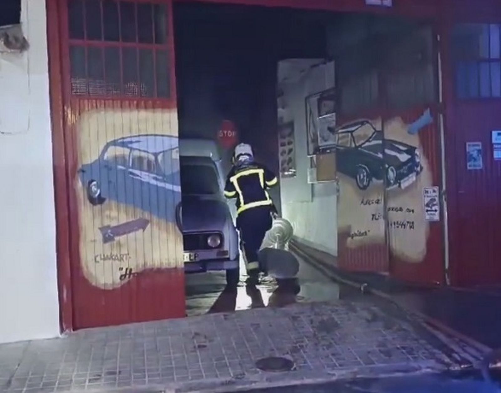 Incendio sin heridos en un taller de coches clásicos en Navalcarnero