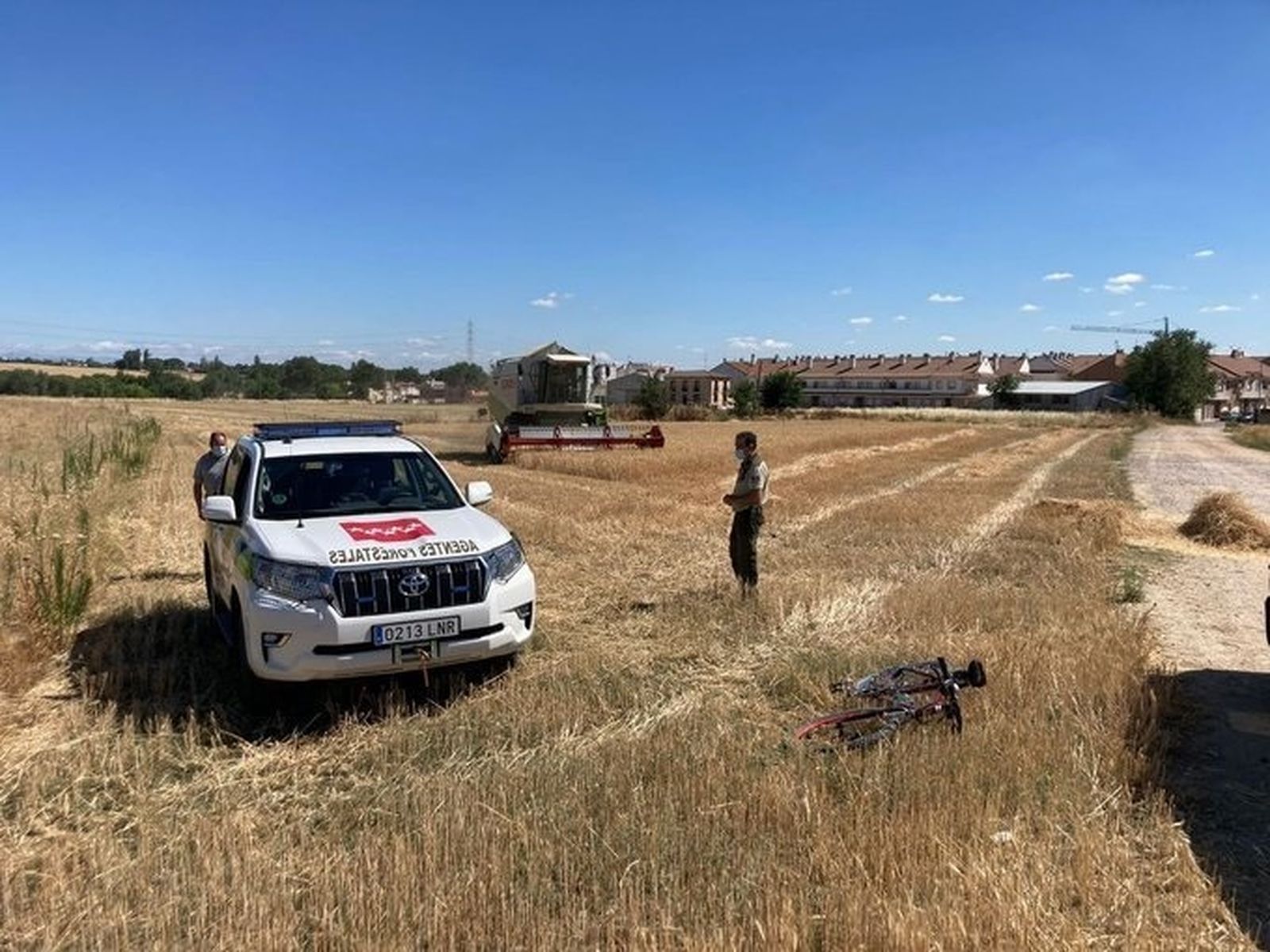 Agentes forestales de la Comunidad supervisan el trabajo de una cosechadora